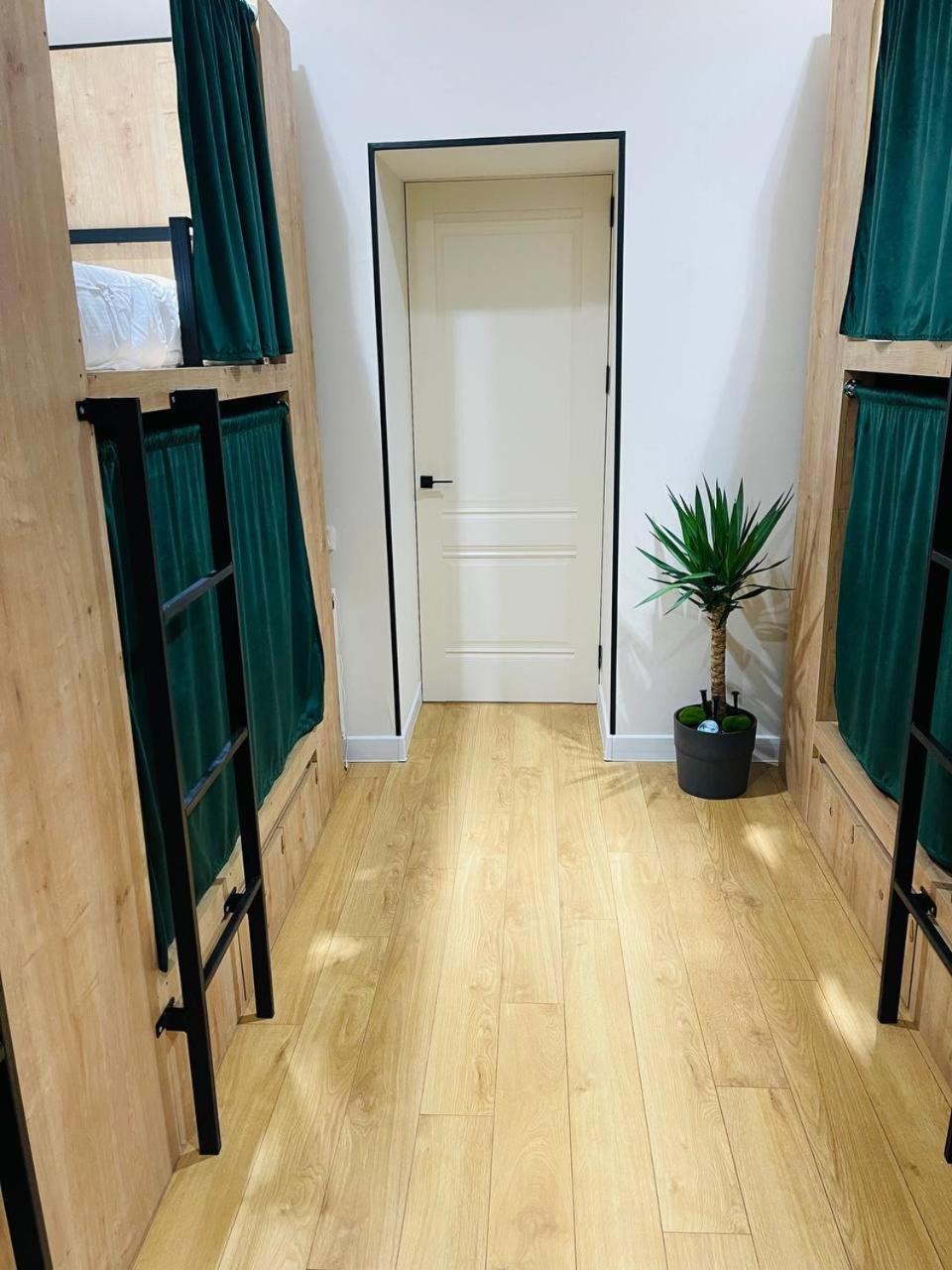 House Tale 1921 Hostel Тбилиси Екстериор снимка